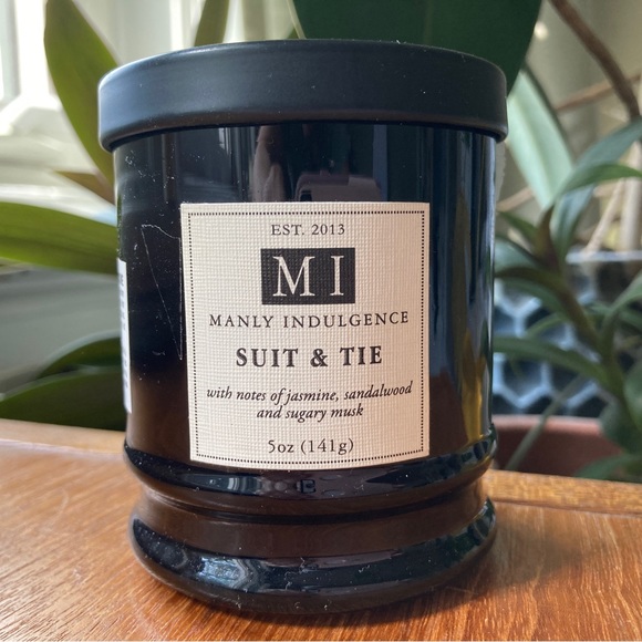 MANLY INDULGENCES Suit and Tie 5 oz Scented Candle NEW - Picture 2 of 2